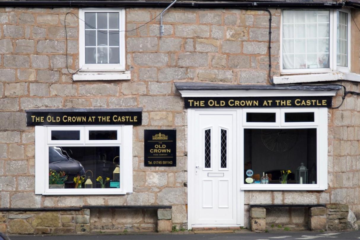 Castle Views In Historic Village & Woodfired Hot Tub Holiday home