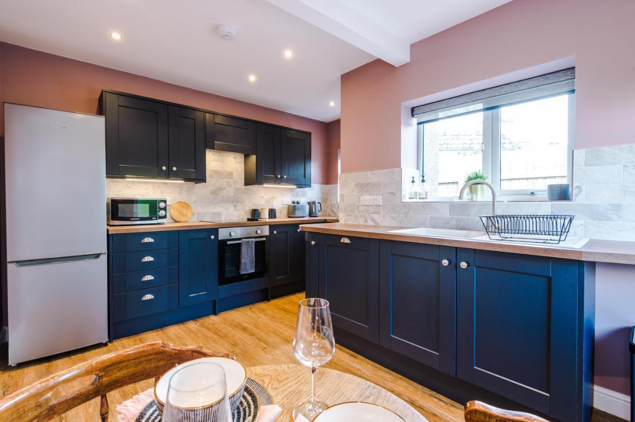 Castle Views In Historic Village & Woodfired Hot Tub Rhuddlan