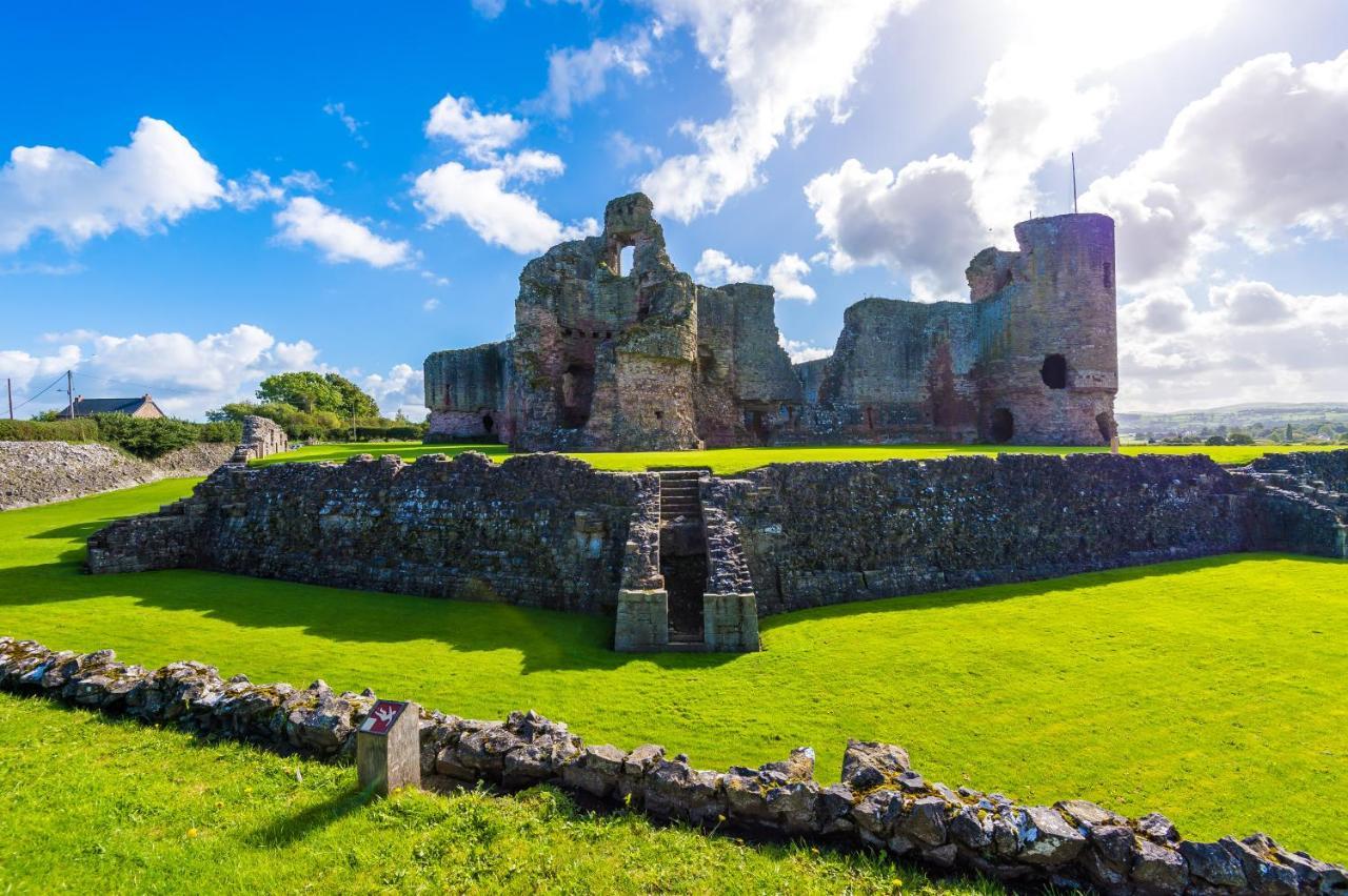 Holiday home Castle Views In Historic Village & Woodfired Hot Tub Rhuddlan