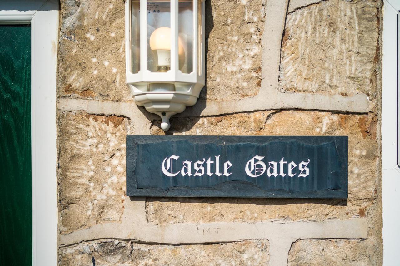 Castle Views In Historic Village & Woodfired Hot Tub Holiday home