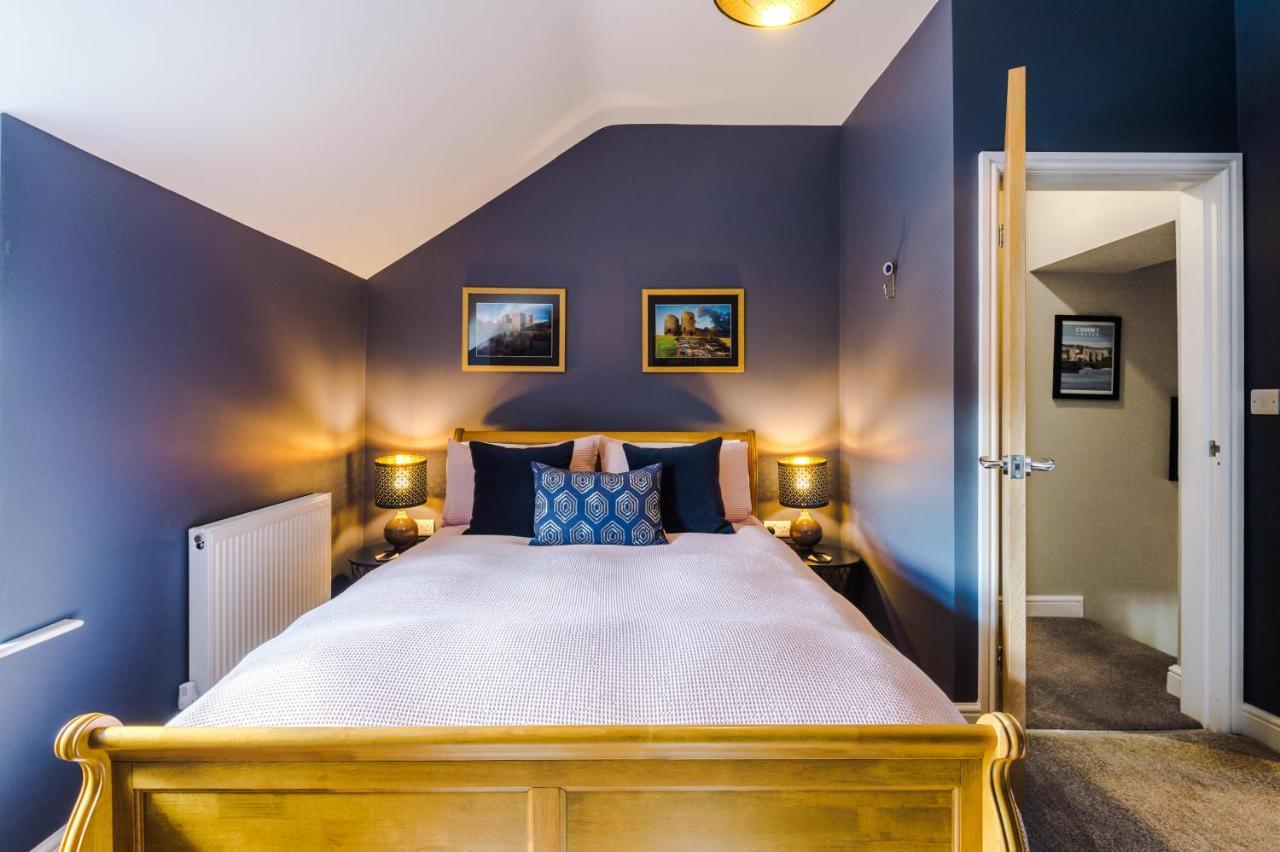 Castle Views In Historic Village & Woodfired Hot Tub * Rhuddlan