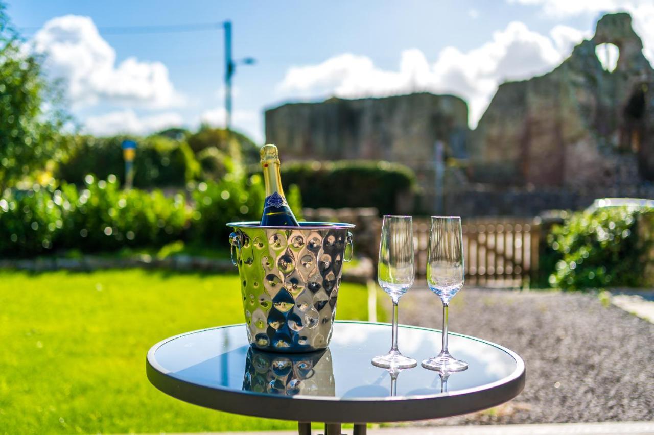 Holiday home Castle Views In Historic Village & Woodfired Hot Tub
