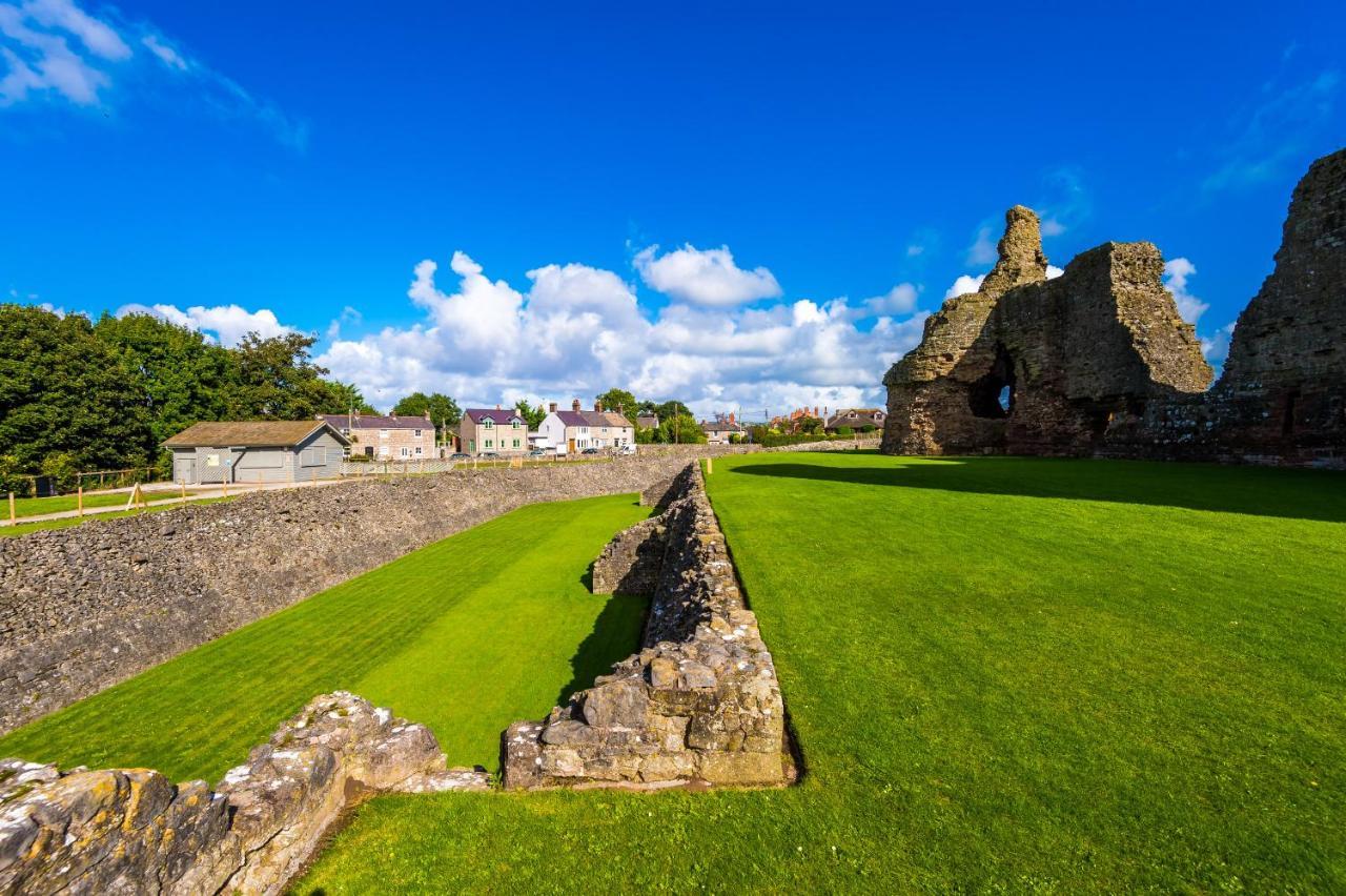 Castle Views In Historic Village & Woodfired Hot Tub Holiday home