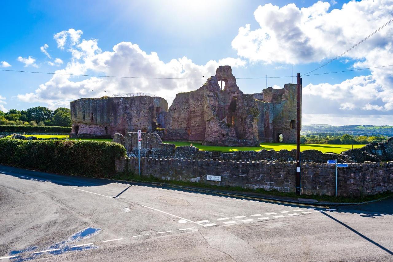 Holiday home Castle Views In Historic Village & Woodfired Hot Tub *