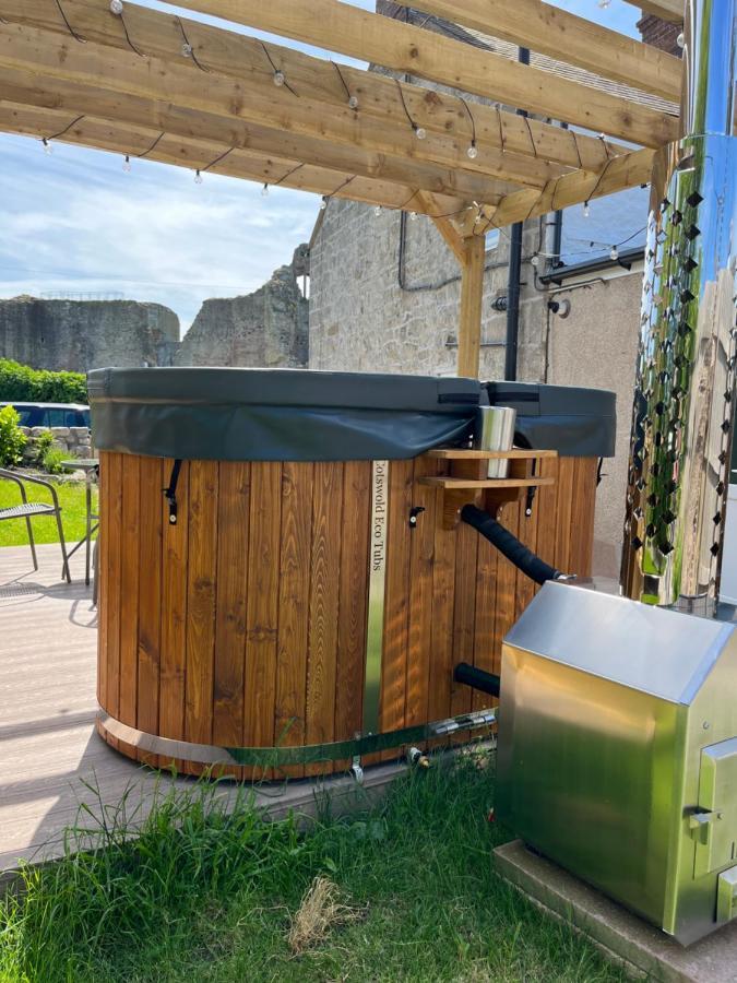Castle Views In Historic Village & Woodfired Hot Tub Holiday home *